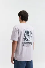 Remera lila de manga corta con corte oversize y estampado con texto en el pecho.