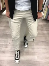 Pantalón chino color arena de gabardina con lycra, corte ajustado.