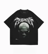 Remera negra con estampado de Dennis Rodman y tipografía gótica en blanco.