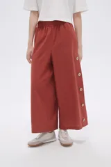 Pantalón palazzo estampado con cintura elastizada.