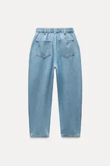 Pantalón de jean azul oscuro, corte carrot, tiro medio, largo cropped, con cintura elástica en la parte trasera, bolsillos delanteros y traseros, cierre con cremallera y botón.