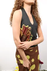 Top de lycra 100% poliéster estampado, de corte al cuello y ajuste elástico.