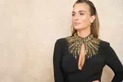 Vestido largo negro con cuello mao bordado con lentejuelas doradas, manga larga y tajo lateral con detalle de encaje.