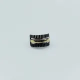Anillo de plata 925 con detalles en oro, presenta un diseño moderno y elegante.
