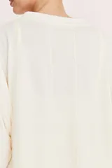 Remerón blanco de manga corta con detalle de recorte en la espalda.