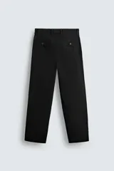Pantalón chino color beige, de corte recto y tiro medio. Confeccionado en tejido de algodón con elasticidad, con bolsillos laterales y traseros de vivo. Cierre frontal con cremallera y botón.