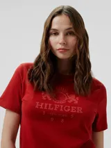 Remera roja de algodón con cuello redondo y estampado frontal con el logo de Tommy Hilfiger en tono sobre tono.