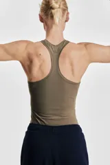 Musculosa deportiva color marrón con espalda nadadora, confeccionada en tejido funcional SoftMove™ y DryMove™ que ayuda a absorber el sudor.