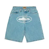 Short de jean celeste con estampado blanco en el frente.