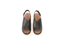 Sandalias negras de cuero con tecnología Antistress, taco cuadrado y tira trasera ajustable.