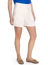 Short estilo bermuda de tiro alto color verde, confeccionado en lino orgánico, con pinzas y amplios bolsillos laterales.