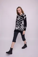 Sweater de lana color naranja con cuello redondo y diseño geométrico en color celeste.