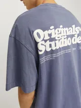Camiseta azul de manga corta y cuello redondo con estampado pequeño en el pecho.
