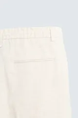 Pantalón de vestir azul marino confeccionado en tejido de lino. Corte recto, con bolsillos laterales y traseros. Se ajusta a la cintura con botón y cremallera.