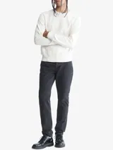 Sweater de punto color blanco, de corte regular, con cuello redondo y logo CK bordado en el pecho.