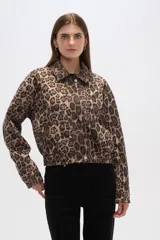 Campera corta con cierre frontal, cuello camisero, puños elastizados y estampado animal print de leopardo en tonos marrones.