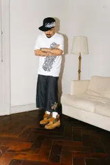 Bermuda carpintera de jean azul oscuro, corte baggy, con bordado dorado en el lateral, bolsillos grandes, bolsillo lateral y tira carpintera lateral.