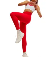 Legging deportivo azul marino de tiro alto, confeccionado en tejido transpirable y elástico, ideal para entrenamientos de impacto medio.