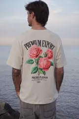 Camiseta color crema de manga corta y cuello redondo, con estampado frontal de rosas y texto "Premium Export".