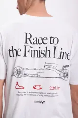 Remera blanca de algodón con cuello redondo y estampa frontal con la frase "Race to the Finish Line" en letras negras.