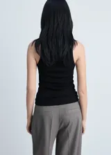 Musculosa color crema de tejido de punto de canalé, con cuello redondo y corte ajustado.