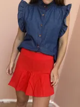 Minifalda marrón de lino con cintura alta y volado en el ruedo.