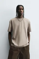 Camiseta celeste de corte holgado, cuello redondo y manga corta.