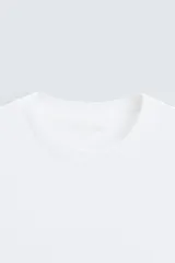 Camiseta marrón de punto, corte regular, cuello redondo y manga corta con terminaciones en rib.
