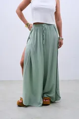 Pantalón verde agua de fibrana, corte palazzo, con cintura elastizada y cordón ajustable.