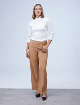 Pantalón negro de pierna ancha, marca Zac & Rachel. Pretina ancha con aplique de botones y bolsillos simulados con tachas.