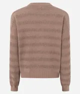 Sweater de punto color beige claro, con textura de rayas horizontales formadas por puntos calados. Presenta cuello redondo, mangas largas y puños y ruedo acanalados.