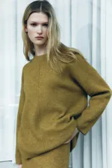 Sweater de punto color verde oliva con cuello redondo y mangas largas.