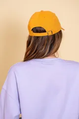 Gorra de visera color rosa.