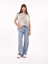 Remera blanca con estampado de flores y hojas en tonos pastel.