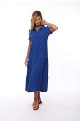 Vestido midi camisero azul con botones frontales, corte en la cintura y falda con volantes.