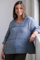 Blusa celeste de lino con cuello redondo y mangas 3/4.
