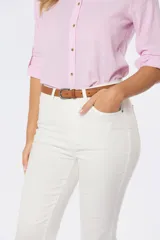 Pantalón de gabardina color verde claro, con corte recto, tiro medio, cinco bolsillos y spandex.