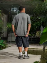 Remera de jersey con efecto teñido y corte holgado. Presenta una estampa frontal con el texto 'Sunset Lover' y 'You're my last sunburn' en color verde.