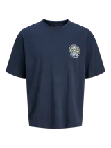 Remera azul marino de manga corta y cuello redondo con estampado en la espalda que incluye texto y diseño abstracto.