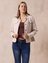 Camperita color beige de lino marca Dash, con abertura central y botones, y bolsillos aplicados en la parte delantera.