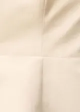 Top color crema con corte peplum, palabra de honor y cierre de cremallera en la parte posterior.