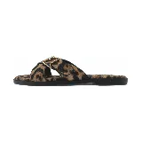 Sandalia con estampado animal print, tiras cruzadas y hebilla dorada ajustable.