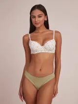 Culotte blanco de encaje con diseño clásico y detalle de lazo en la parte frontal.