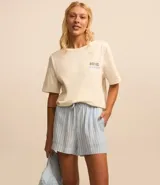 Short corto de viscosa y lino a rayas verticales celestes y blancas, con cintura elástica y cordón ajustable. Modelo tipo boxer.