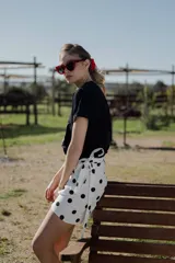 Minifalda pareo blanca con estampado de lunares negros y lazo lateral.