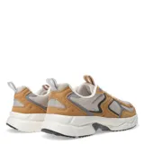 Championes estilo running color tostado con detalles en gris y suela blanca con detalles en negro.