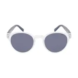 Lentes de sol INVU con montura redonda transparente y lentes polarizadas grises. Patillas finas de color gris oscuro.