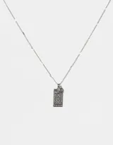 Cadena corta plateada con dije rectangular con el signo zodiacal Aries y un dije redondo pequeño.
