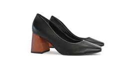 Stilettos de charol suave texturado en color negro, con taco de 7 cm y suela acolchada.