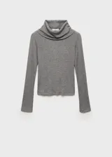 Camiseta gris de punto de canalé con cuello alto y manga larga.